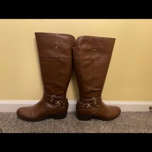 New without tag 9W Knee high brown boot